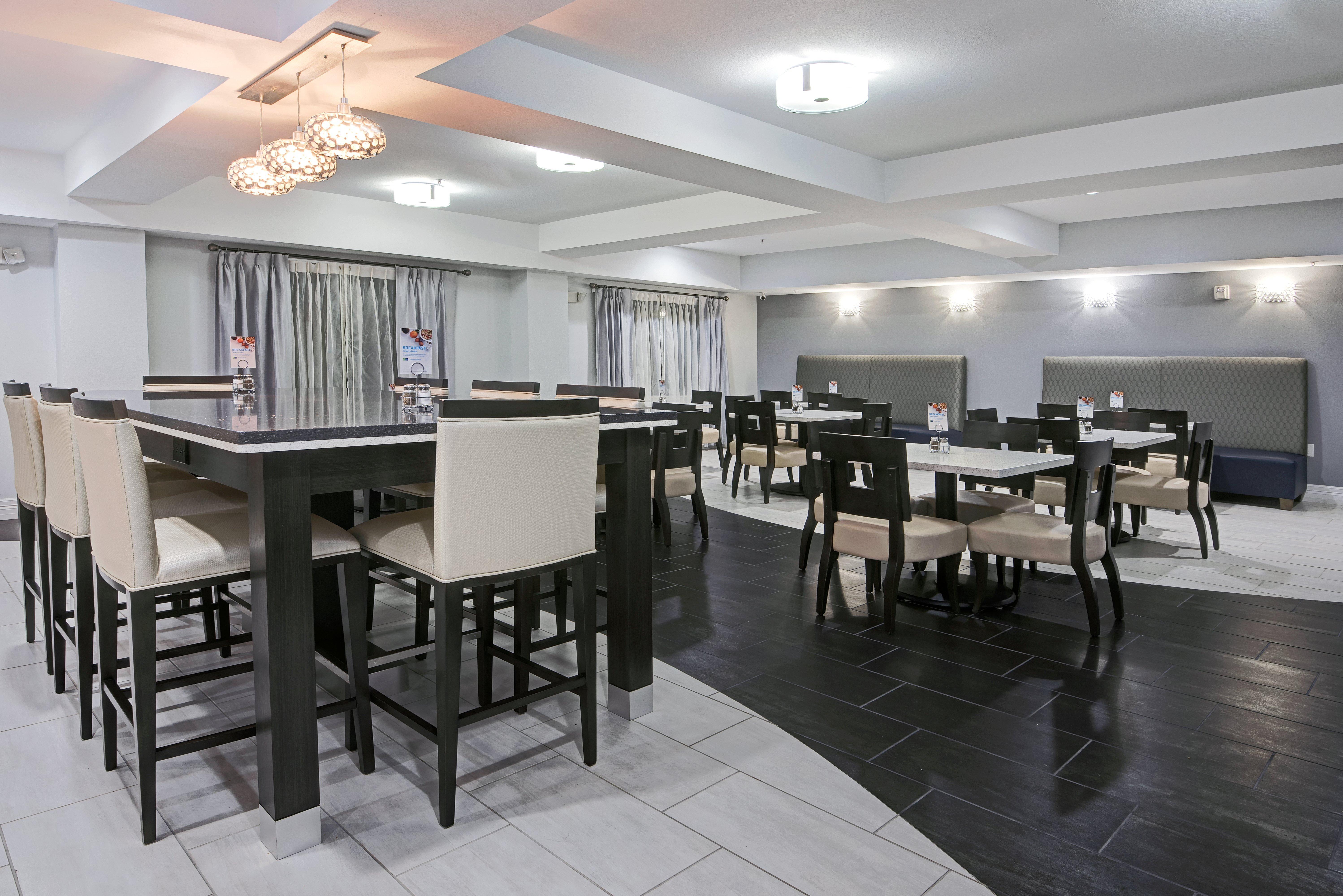 Holiday Inn Express And Suites Houston North - Iah Area By Ihg Exterior photo