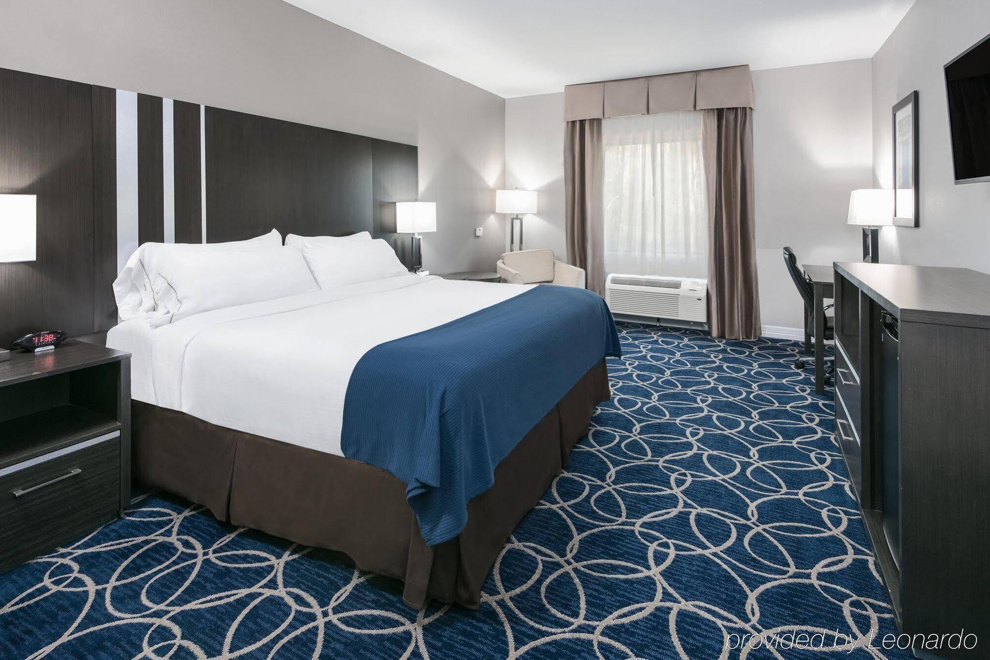 Holiday Inn Express And Suites Houston North - Iah Area By Ihg Exterior photo
